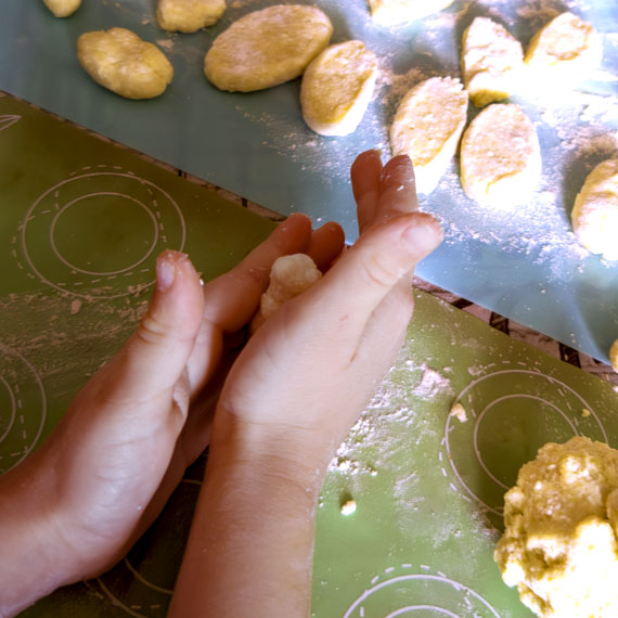 Катаем колбаски - дети готовят